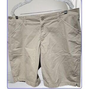 Lee REGULAR FIT Khaki Chino Style MID-RISE women shorts sz 16 Stretch 9" Inseam